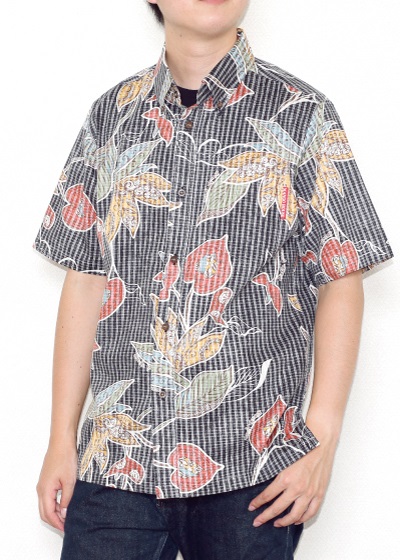 メンズスリム　アンティークなアロハシャツ　ブラック　前