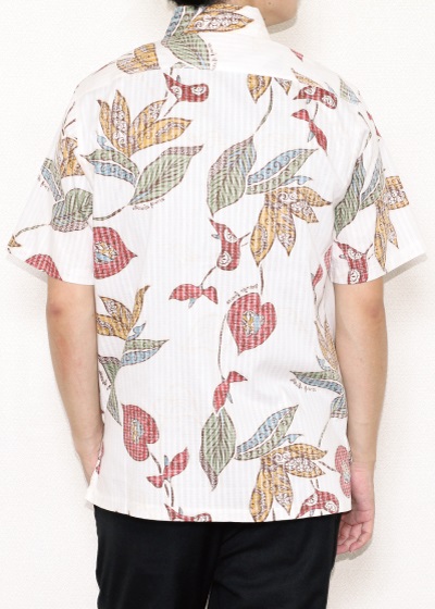 メンズスリム　アンティークなアロハシャツ　アイボリー　後