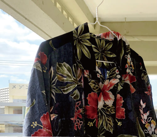 沖縄アロハシャツ　裏返しのまま陰干し　かりゆしウェア