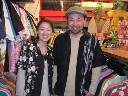 新婚旅行で沖縄へ♪ 琉球椿柄＆さとうきびボーダー柄のかりゆしウェアを選んで頂きました♪