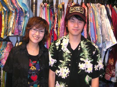 沖縄旅行でアロハ気分♪ ユリボーダー柄のかりゆしウェア