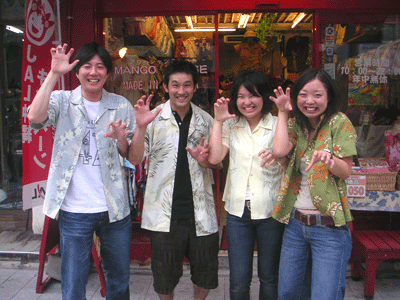 仲良し4人組で沖縄旅行♪ かりゆしウェアでシーサーポーズ