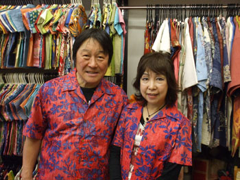 親族の沖縄ウェディングでご来店♪ おそろいハイビ柄アロハが素敵なおふたり