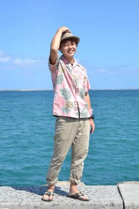 沖縄の海風にそよぐアダンとかわいらしいプルメリアの花をポップに表現した、南国ムードあふれる大人カジュアルなアロハシャツ(かりゆしウェア)。