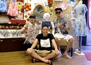 東京から来たおしゃれさん、かりゆしを着る2