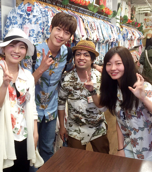 ソガンジュンさんin沖縄 マンゴハウスで沖縄アロハシャツ かりゆしウェア を買う マンゴハウスブログ