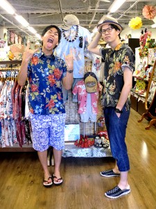 関西からお越しのかりゆしウェアの似合う２人組