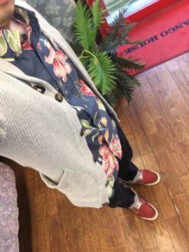 オオシロ流メンズかりゆしウェアネイビーのカーディガン開けコーデ