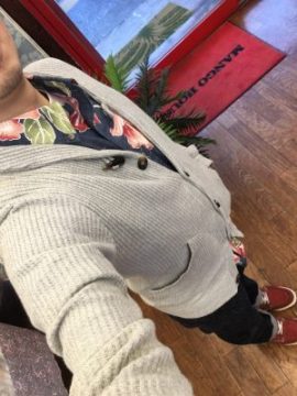 オオシロ流メンズかりゆしウェアネイビーのカーディガン閉めコーデ