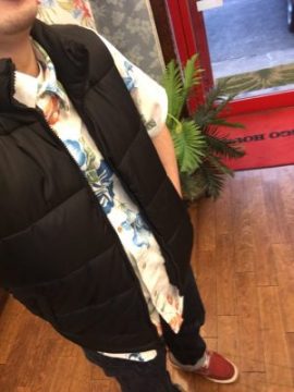 オオシロ流メンズかりゆしウェア　ダウンベストコーデ