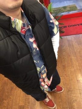 オオシロ流メンズかりゆしウェア　ロンＴ　ダウンベストコーデ