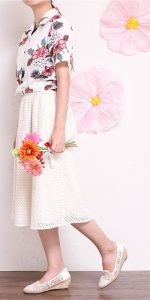 夏おしゃれな開襟シャツ白地ハイビスカス