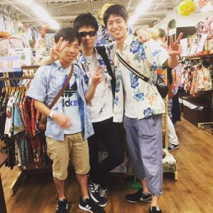 男３人でかりゆしウェアにお着換え