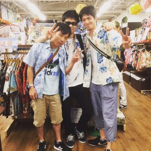 男３人でかりゆしウェアにお着換え2