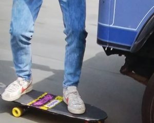 ジーンズコーデ　スケボー