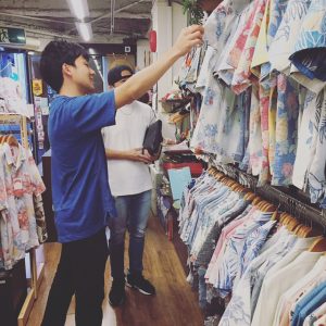 国際通りでかりゆしウェアを選ぶ。マンゴハウス