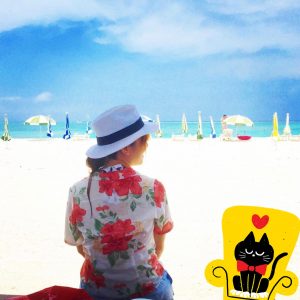 海でアロハシャツ