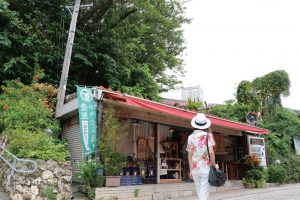 かりゆしを着てやちむん通りへ