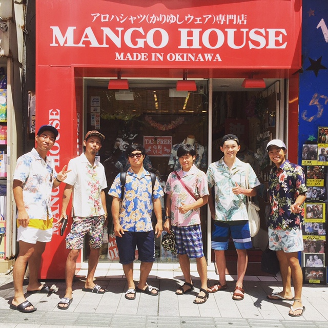 大阪からお越しの６人組！ハーフパンツと沖縄アロハでおしゃれコーデ♪