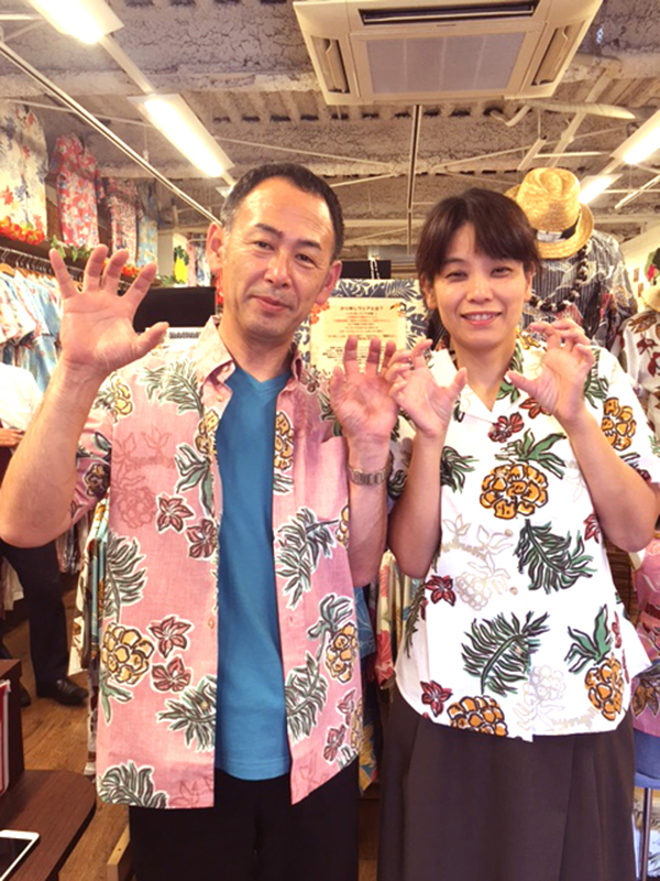 以前沖縄へ訪れた際に マンゴハウスでかりゆしウェアを買って下さった リピーターさんです♪2度目のご来店♪