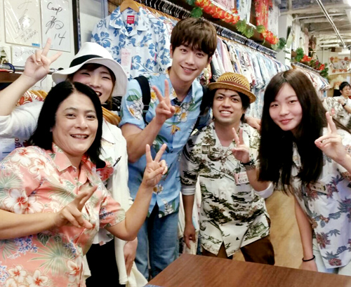 ソガンジュンさんin沖縄　マンゴハウスで沖縄アロハシャツ（かりゆしウェア）を買う♪