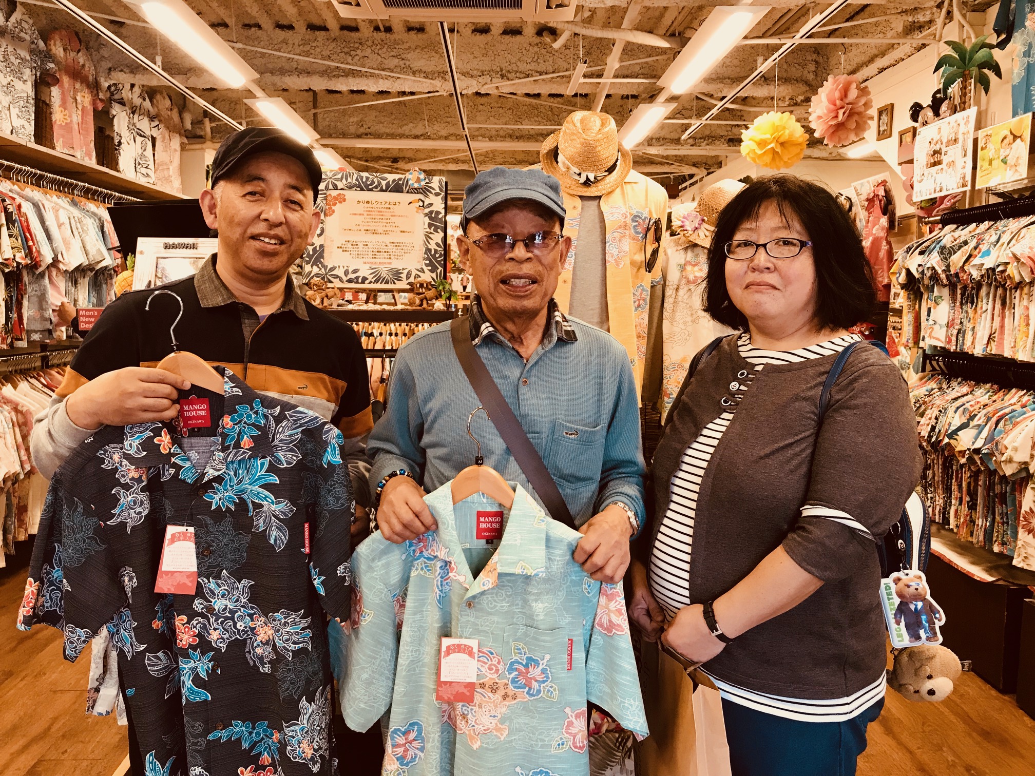 かりゆしウェアを求めて来店。北海道からお越しのリピーターのお客様🌼