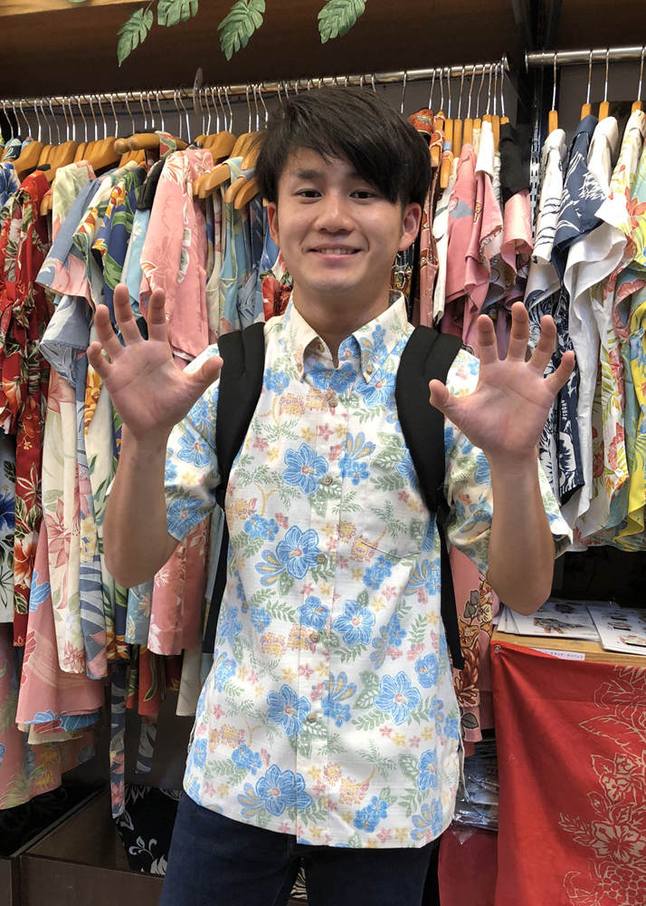 沖縄アロハシャツでグルメ旅