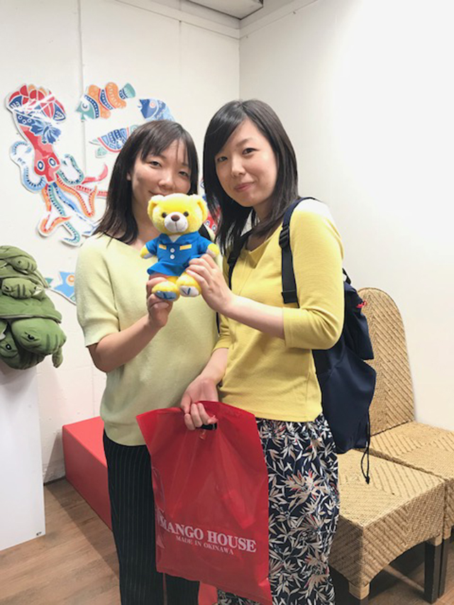 お仕事用のかりゆしウェアを求めて、仲良し2人組がご来店♪