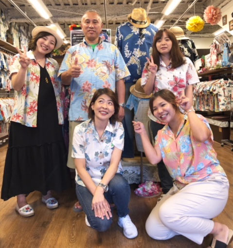 マンゴハウスのかりゆしウェアを着た常連様がご来店！