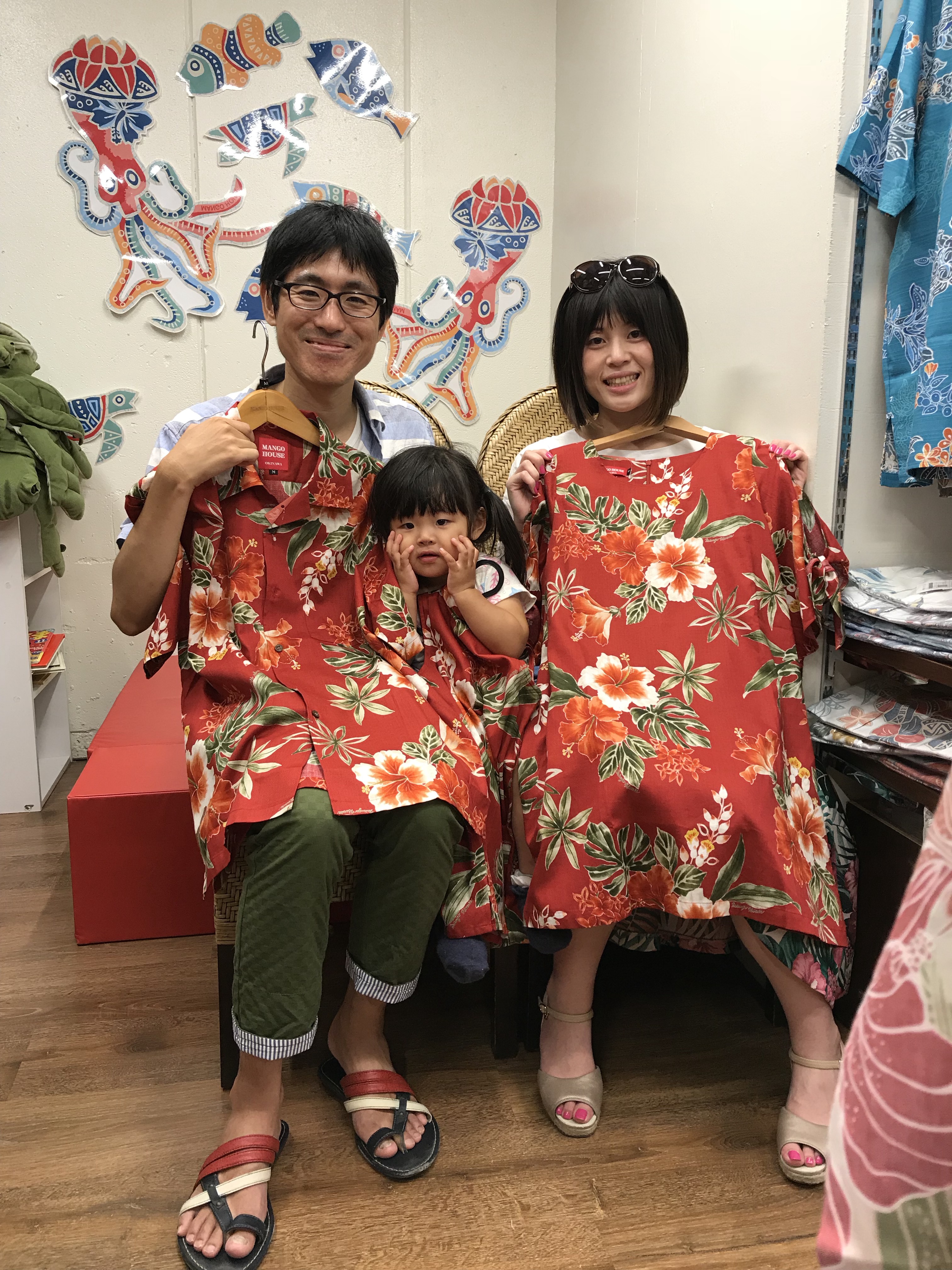 鮮やかな赤のアロハで家族おそろいコーデ♪