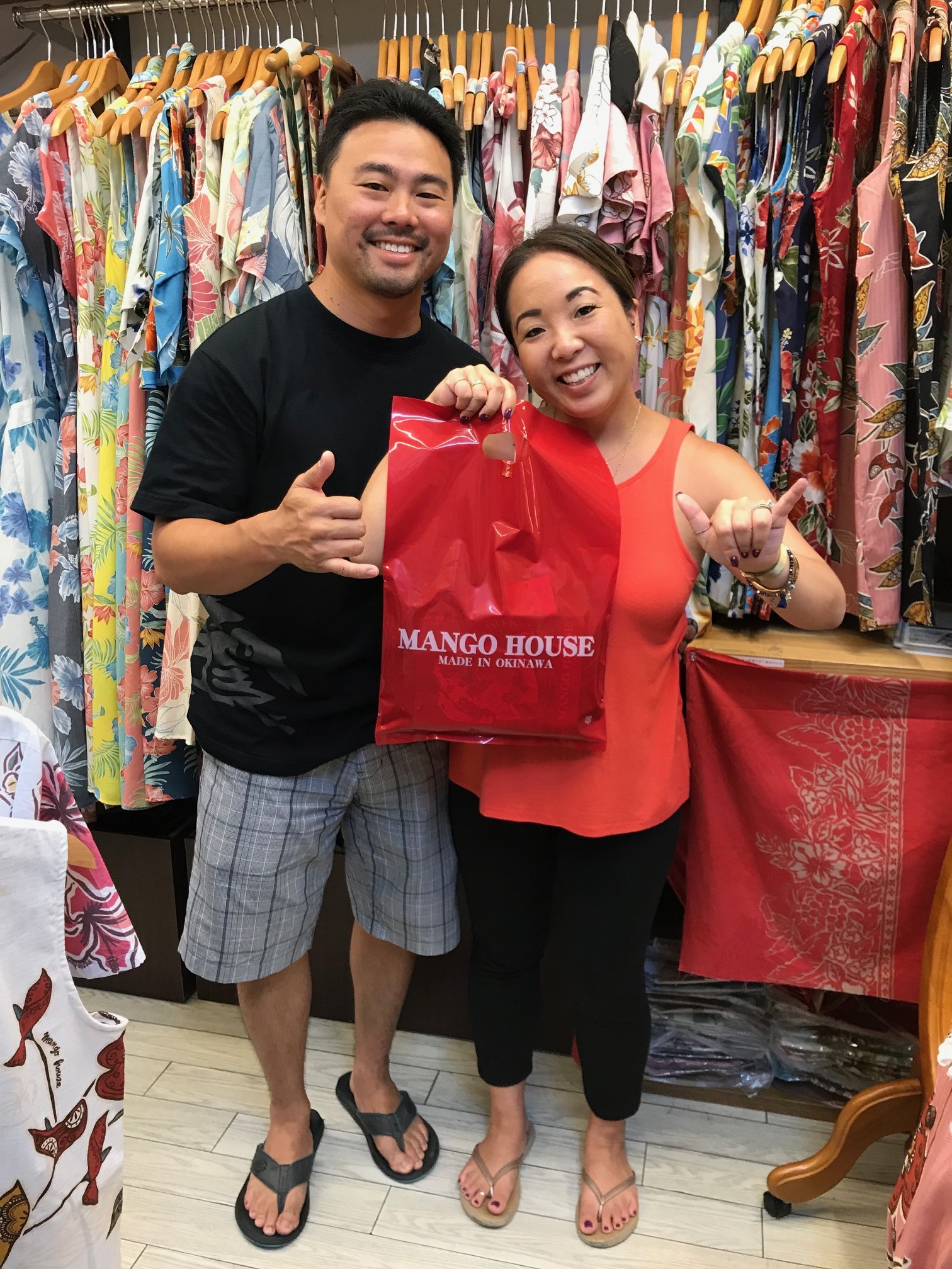 ハワイより日本縦断旅行で！沖縄に来たら、かりゆしウェア！お色はターコイズブルーのおそろいがいいネ♪