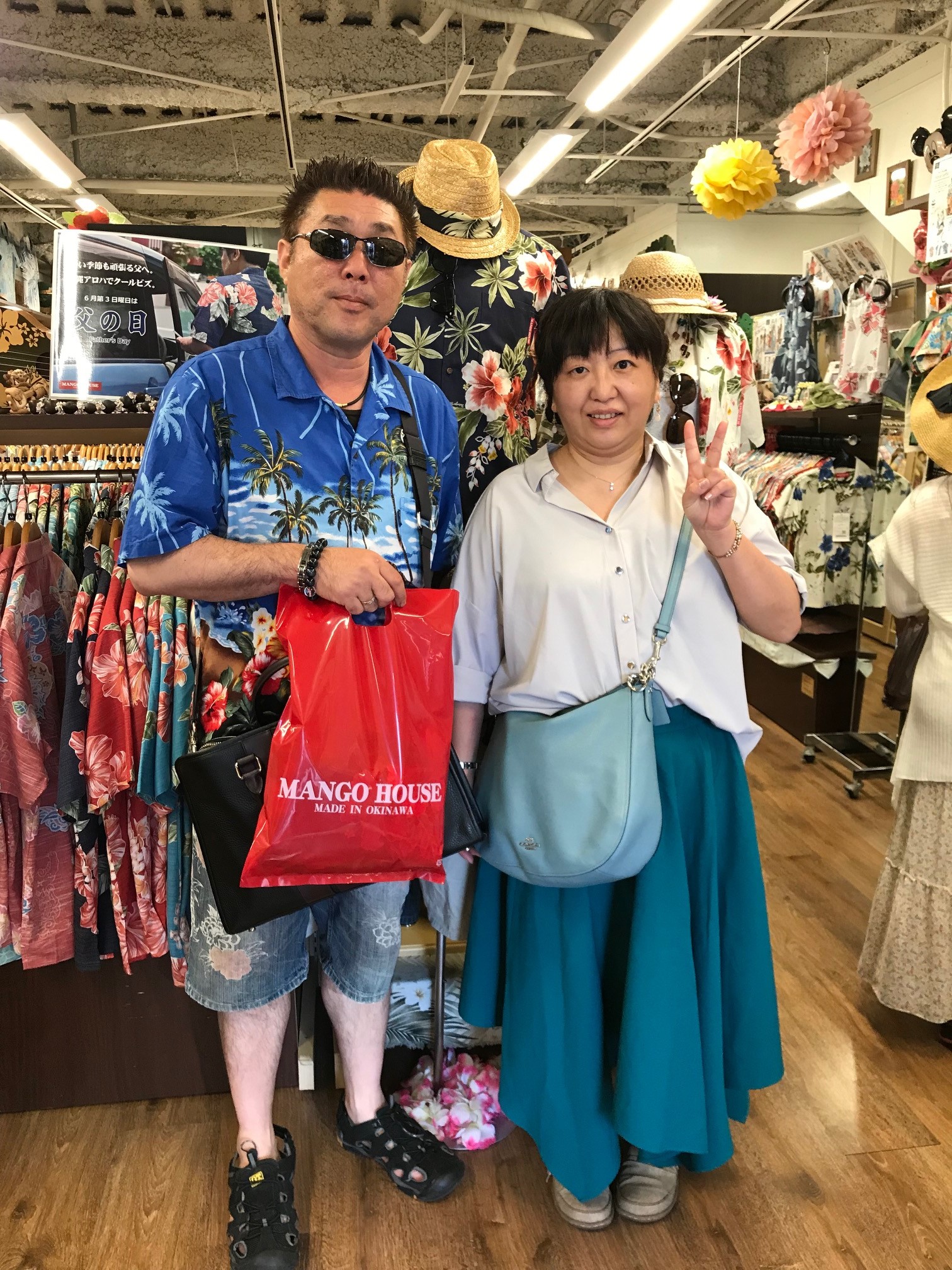 アロハシャツがよく似合うお客様！今回は鮮やかなネイビーをゲット♪