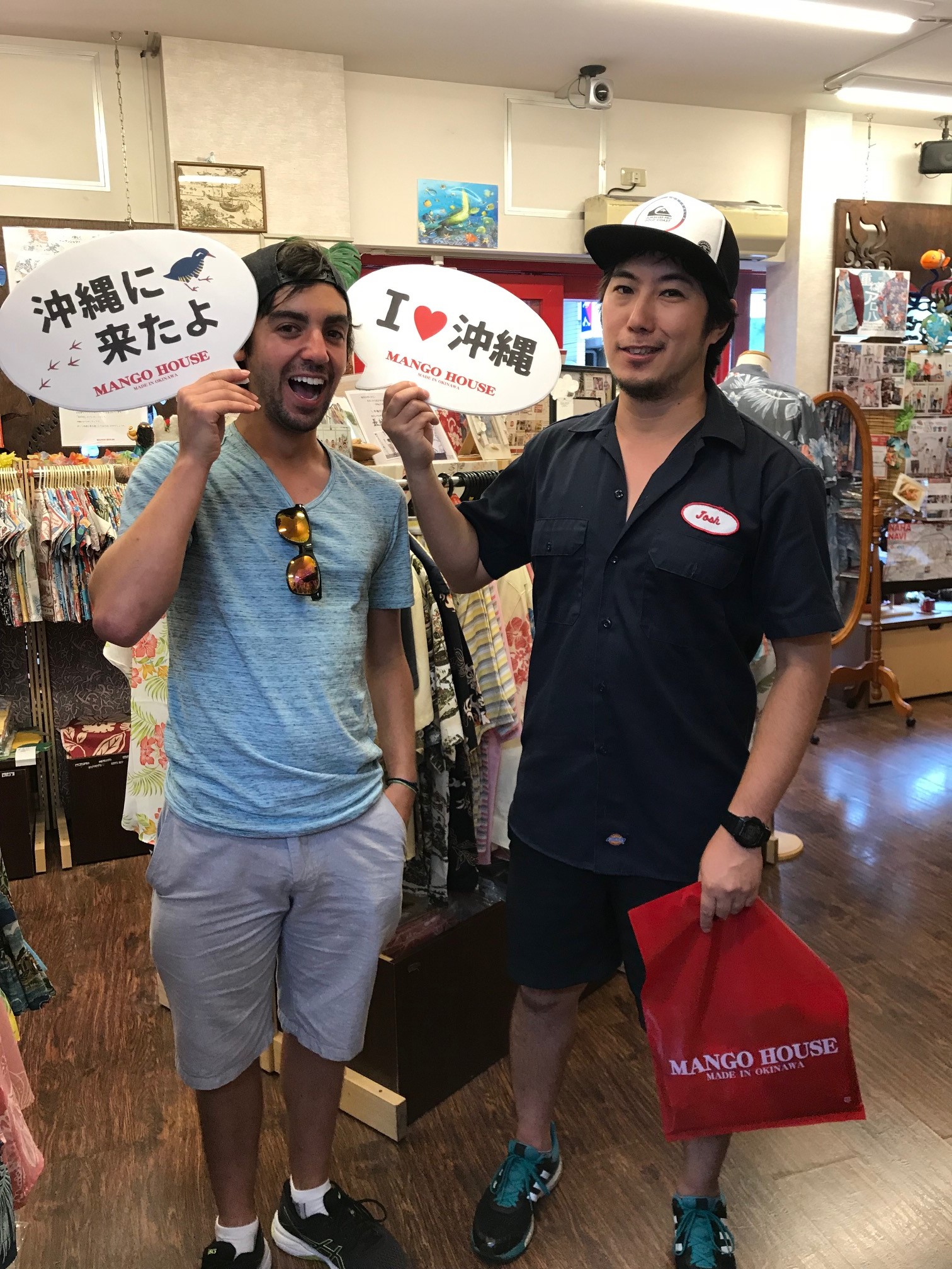 ひとめぼれのアロハシャツをゲット！オーストラリアからのご友人さんと沖縄観光で♪