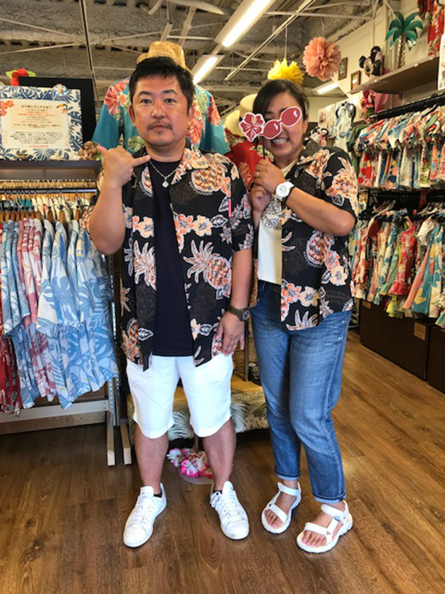 ハワイ通のご夫婦♡沖縄ではかりゆしウェアをゲットです♪