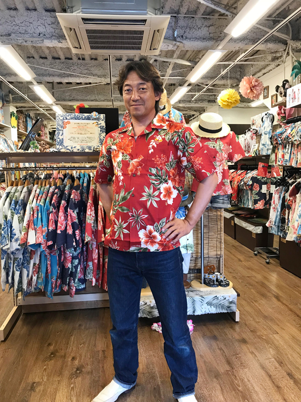 愛知県より来沖～♪赤色のかりゆしウェアがお似合い！