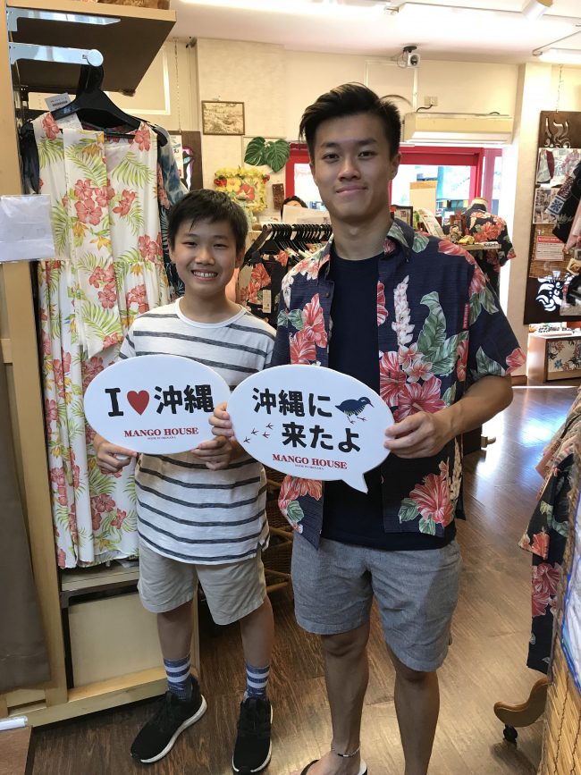 ネイビーをカッコよく着こなすお兄さん
