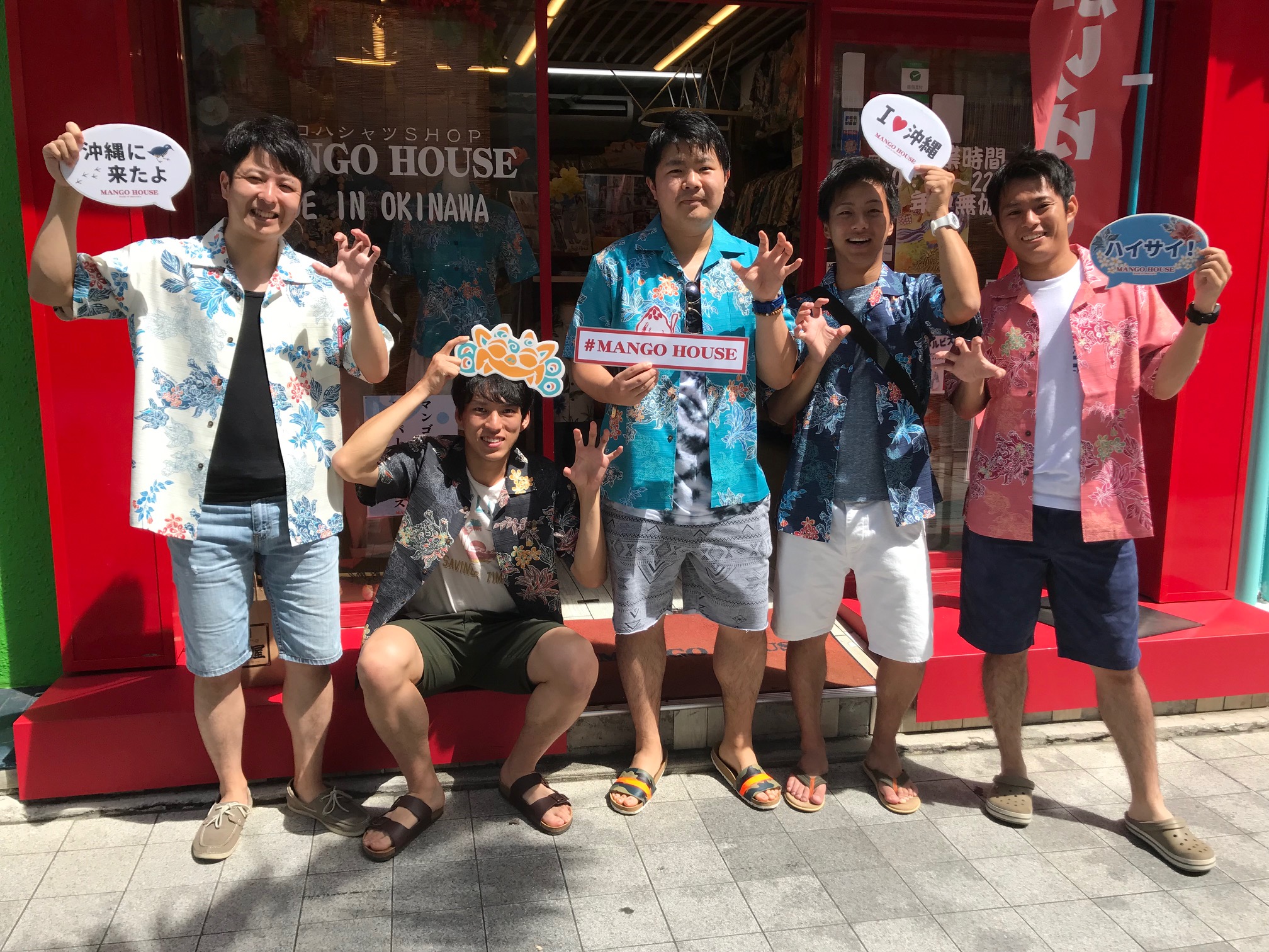 かりゆしウェアを色違いオソロでリンクコーデもばっちり5人組！