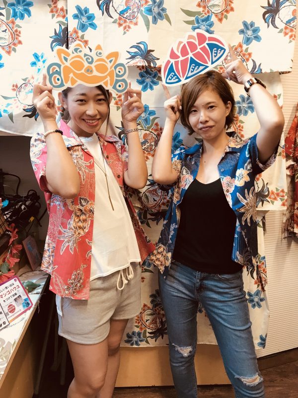 赤と青がすごくピッタリ！かっこいいお姉さんたち