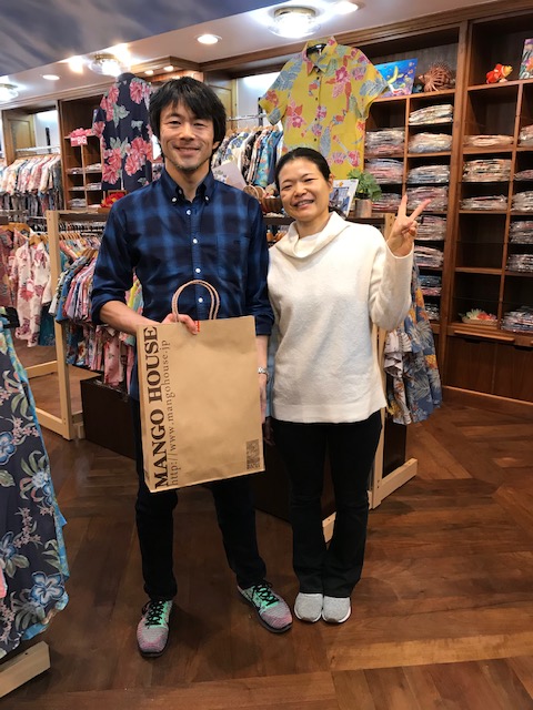 仲良しご夫婦、選んだかりゆしウェアも同じハイビスカス柄だワ♪