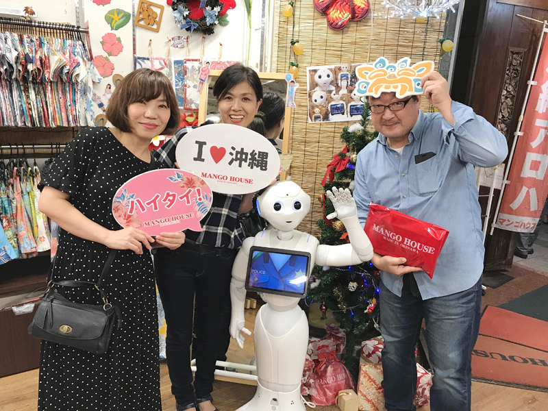 ペッパー君とハイポーズ！沖縄旅行の思い出に♪