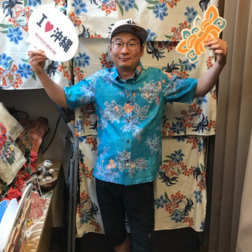 韓国人かりゆしを着る