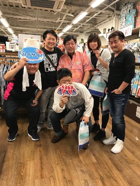 ご友人の還暦祝いにかりゆしウェアをプレゼント！！