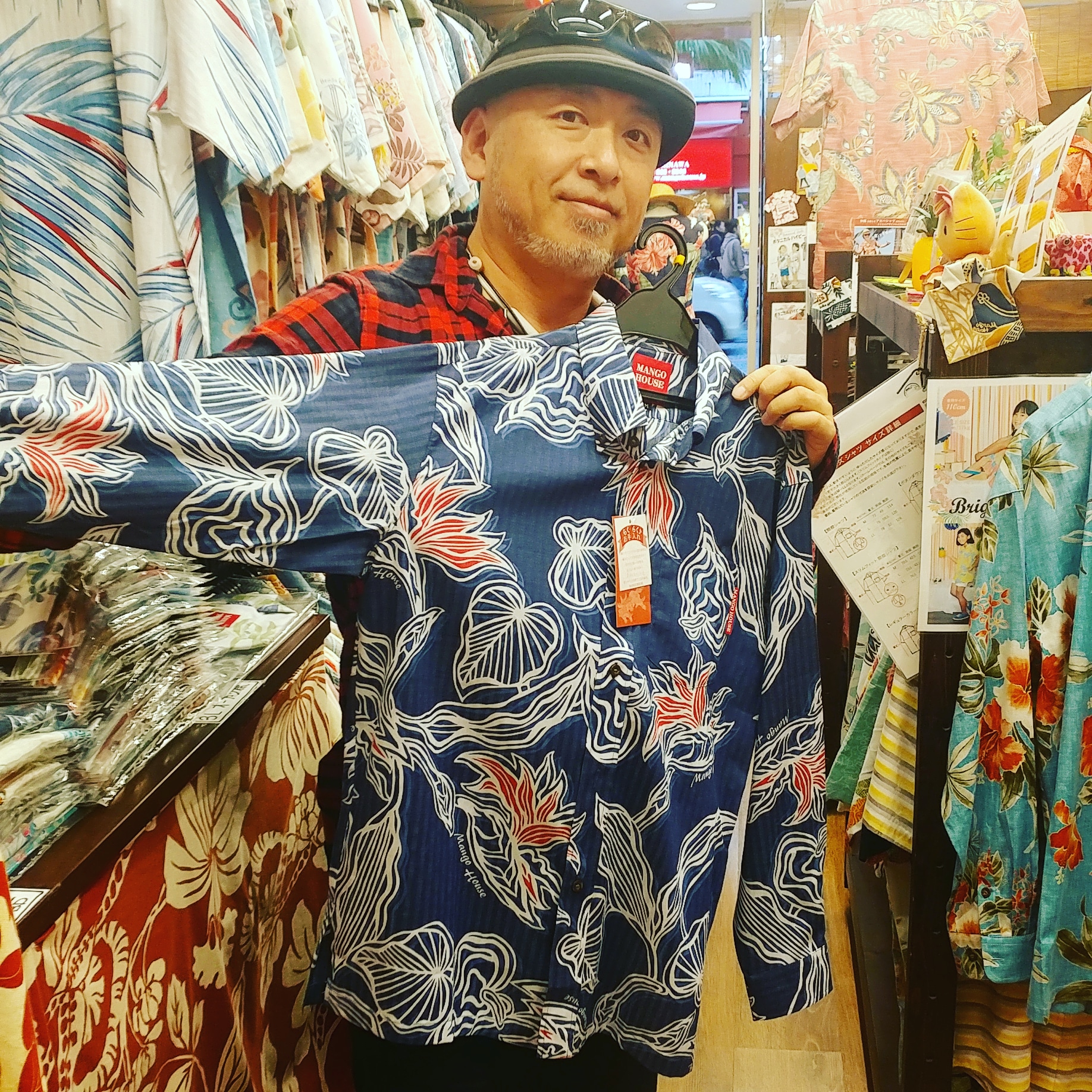 また来てくれました～！民謡歌手の田所ヨシユキ様♪冬のライブ用に長袖アロハゲット！