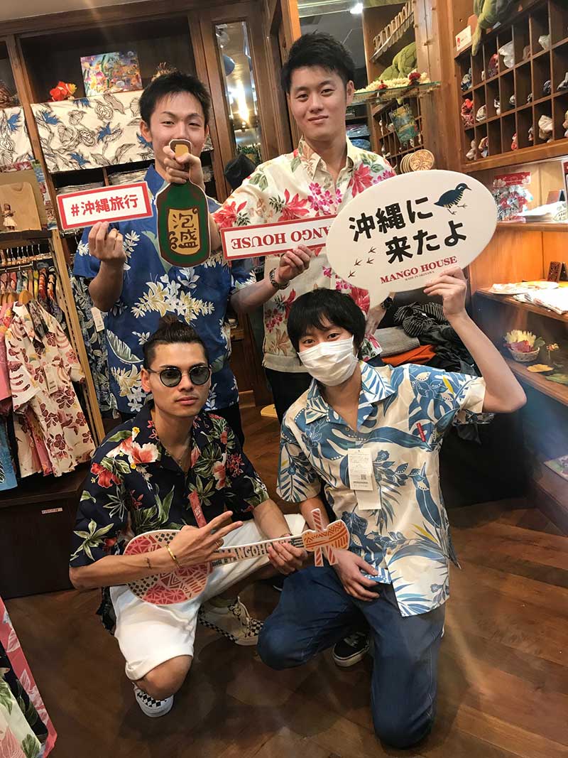 皆で仲良く沖縄アロハ（かりゆしウェア）♪