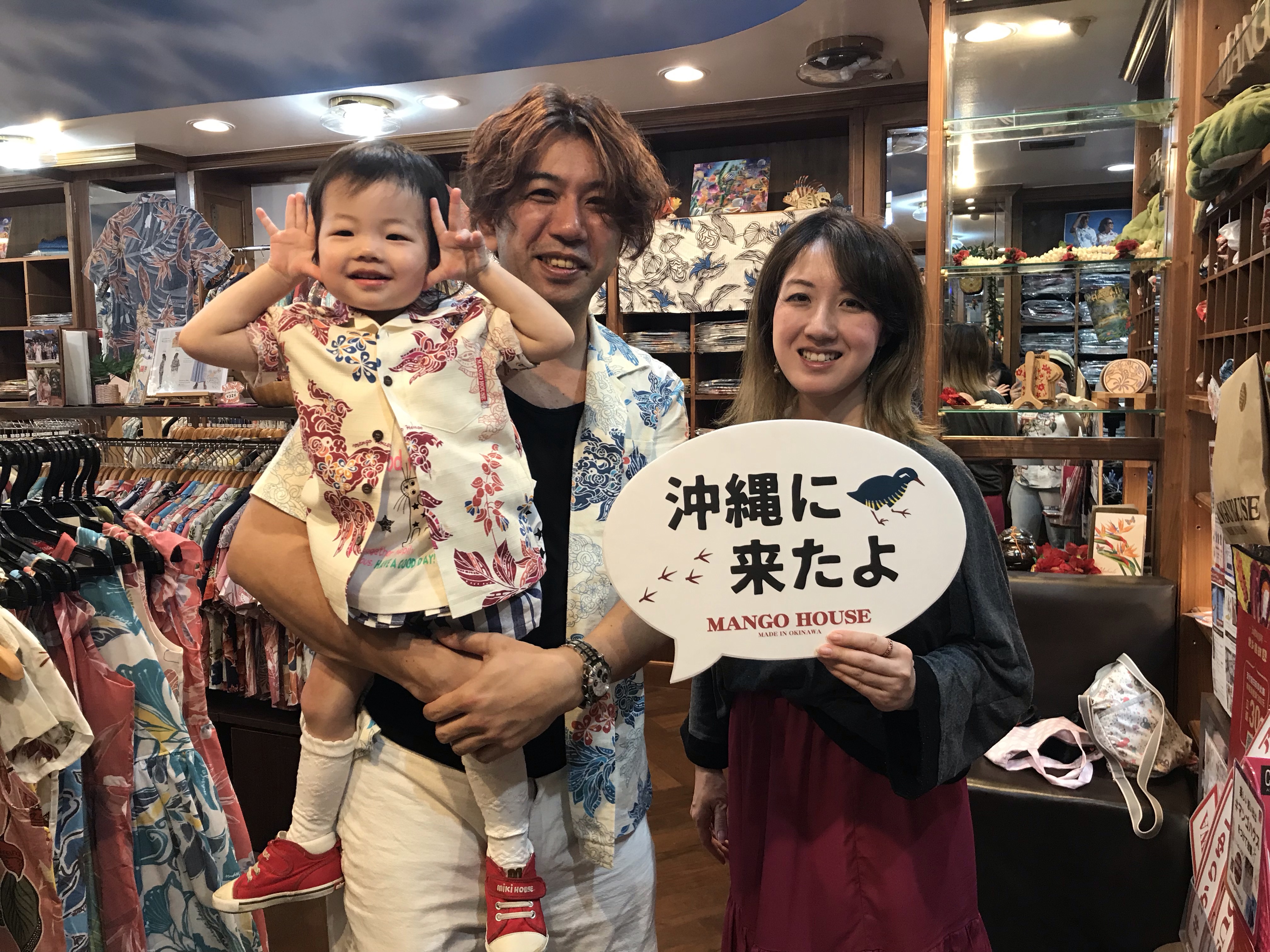 親子でかりゆしウェアをお揃いでゲット♡でーじ可愛い娘さん自分でかりゆしウェアを選びます♡