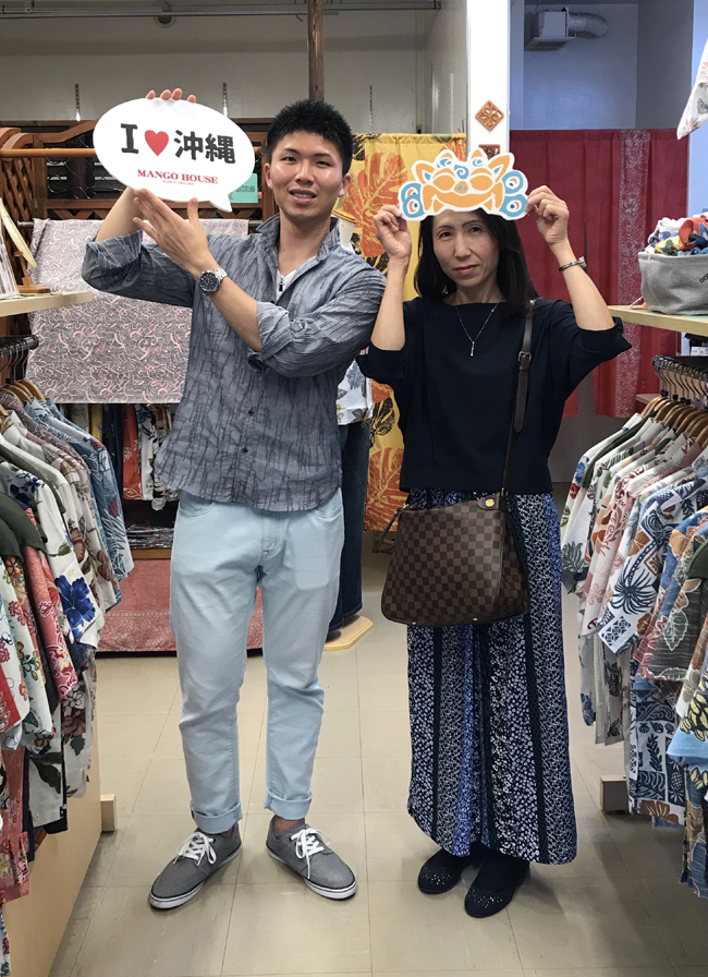 今年も親子で仲良くかりゆしウェアを選びにマンゴハウスへ着替えて沖縄旅行\(＾∪＾)/