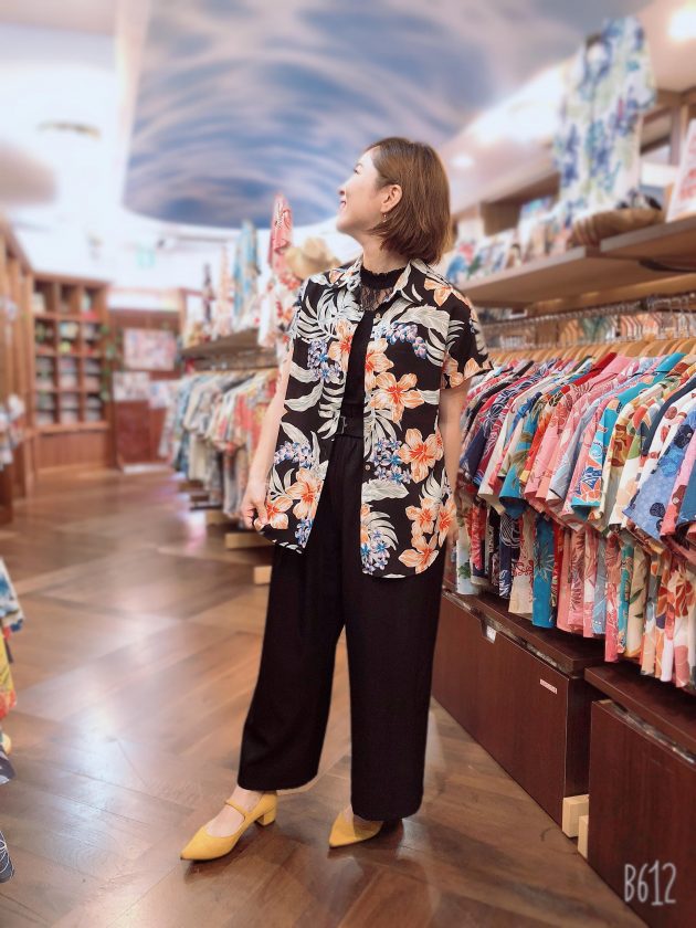 レディース 沖縄アロハシャツ30代はどう着る マンゴハウスで無難にならないワントーンコーデ マンゴハウスブログ