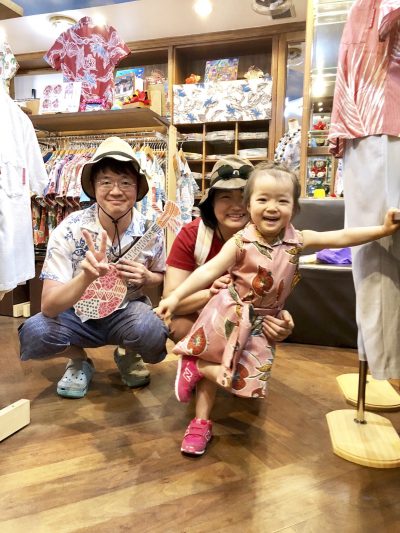 2歳女の子 沖縄旅行最終日にアロハシャツワンピースにお着替え マンゴハウスブログ