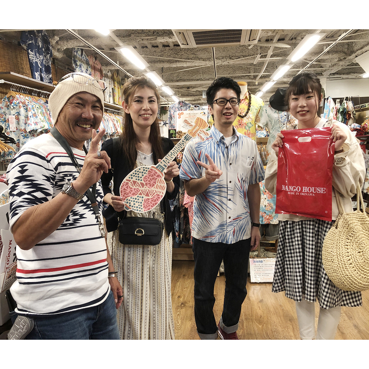 沖縄土産は、お揃いの沖縄アロハで決定！デザイナーと記念写真。