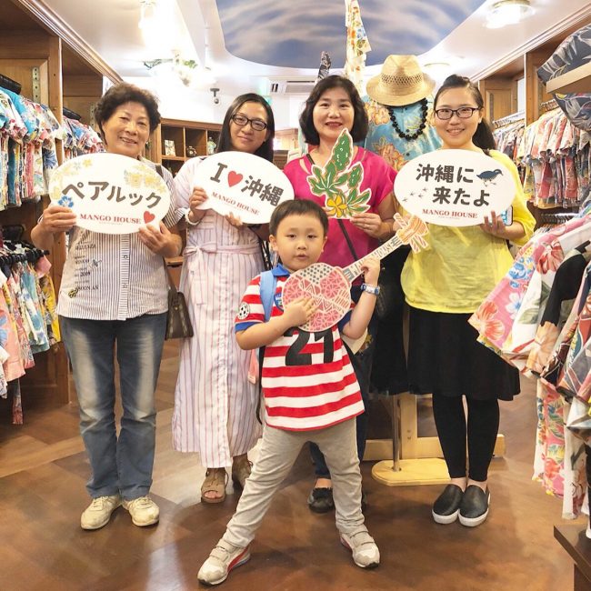 台湾から♪レディースブラックの沖縄アロハシャツを選んでくれました♪